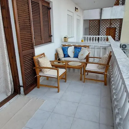 Artemis златна гледка към морето