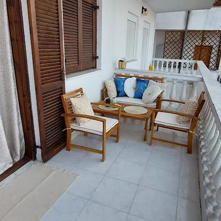 Artemis златна гледка към морето *