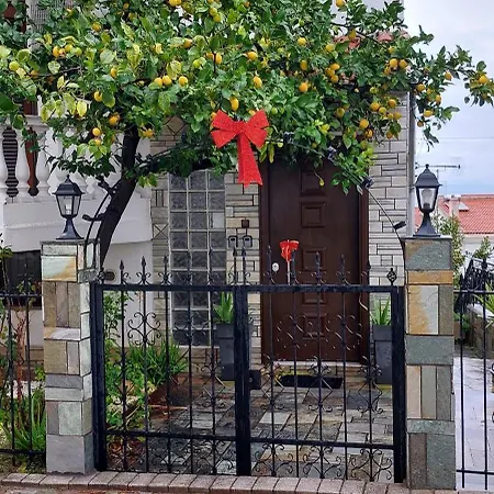 Artemis златна гледка към морето