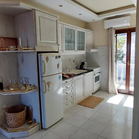 Artemis златна гледка към морето