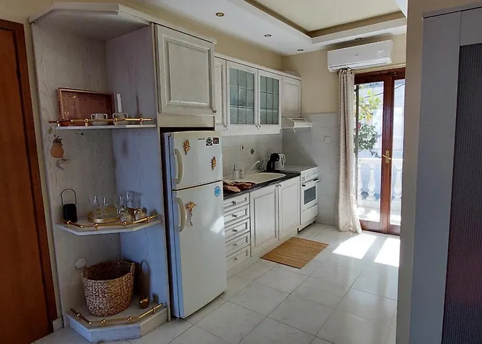 Artemis златна гледка към морето